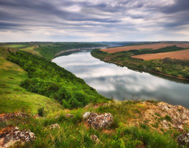 pitoresk nehir Kanyonu. nehir üzerinde bahar gündoğumu. pitoresk sabah