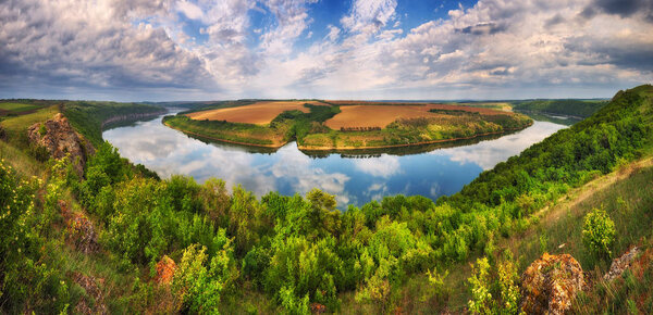 каньон живописной реки. Весенний восход солнца над рекой. живописное утро
