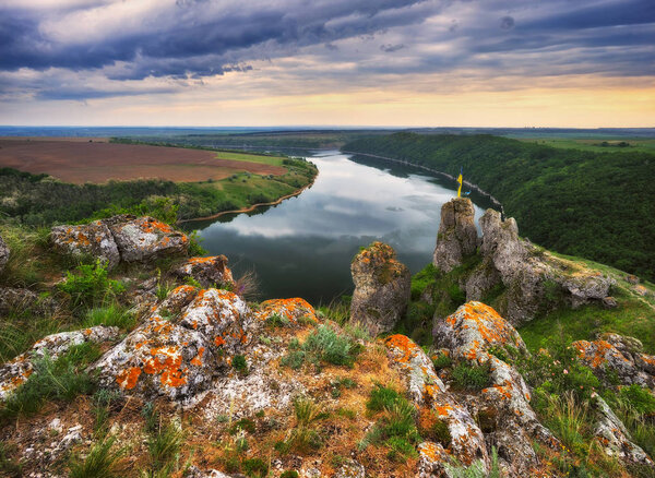каньон живописной реки. Весенний восход солнца над рекой. живописное утро

