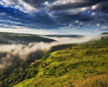 bahar sabahı. pitoresk nehir Kanyonu. bahar Şafağı
