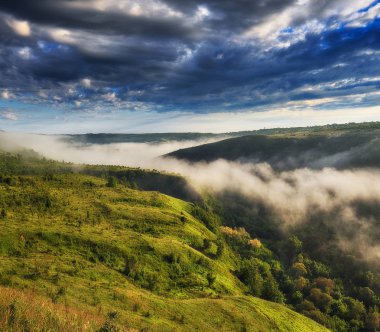 bahar sabahı. pitoresk nehir Kanyonu. bahar Şafağı
