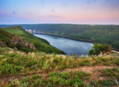 bahar kanyon. güzel bir bahar Şafağı. Dinyester nehrinin Kanyonu