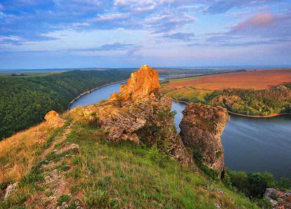 весенний каньон. живописный весенний рассвет. каньон Днестра
