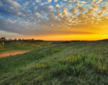 bahar sabahı. nehir vadisinde sisli gündoğumu. pitoresk sabah