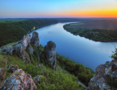 nehir üzerinde bahar gün doğumu. pitoresk nehir kanyon. bahar sabahı