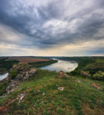 nehir üzerinde bahar gün doğumu. pitoresk nehir kanyon. bahar sabahı