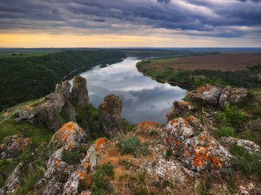nehir üzerinde bahar gün doğumu. pitoresk nehir kanyon. bahar sabahı