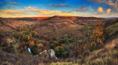 sonbahar gün doğumu. pitoresk nehir kanyon. güzel sonbahar sabahı