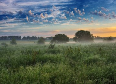 bahar sabahı. pitoresk nehir vadisinde gün doğumu. sisli sabah
