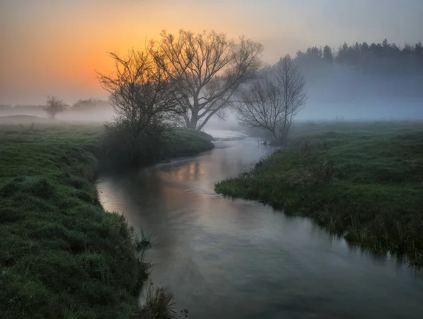 Vårmorgon Soluppgång Dalen Den Pittoreska Floden Dimmigt Morgon — Stockfoto