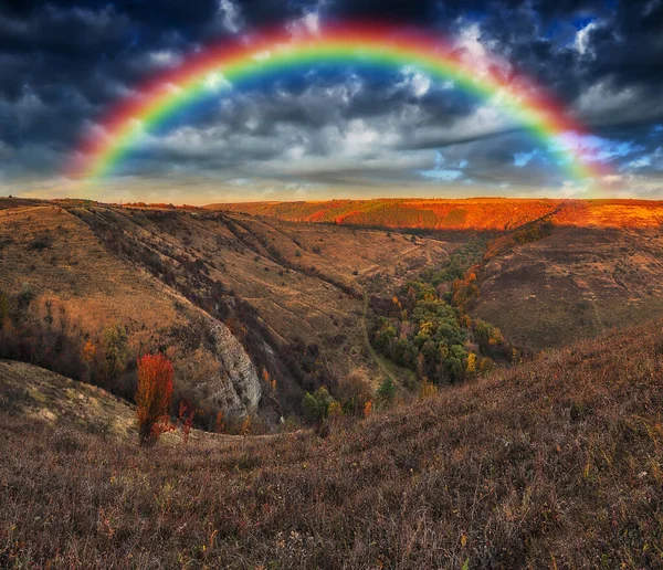 Regenbogen Mit Wolken Über Einem Felsen — Stockfoto