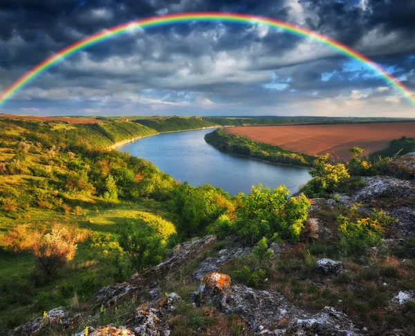 Nehir Kanyonu Üzerinde Renkli Gökkuşağı — Stok fotoğraf