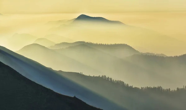 Предрассветное Время Горах Горные Силуэты Тумане — стоковое фото