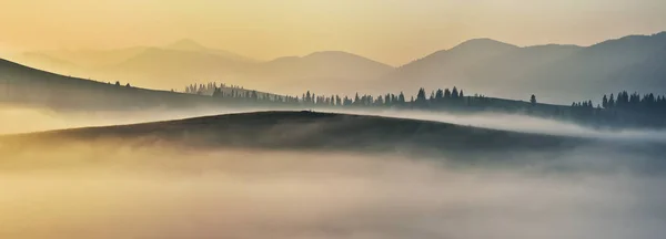 Prima Dell Alba Negli Altopiani Silhouette Montagna Nella Nebbia — Foto Stock