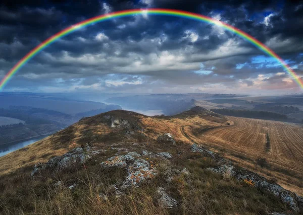 Regenbogen Mit Wolken Über Einem Felsen — Stockfoto