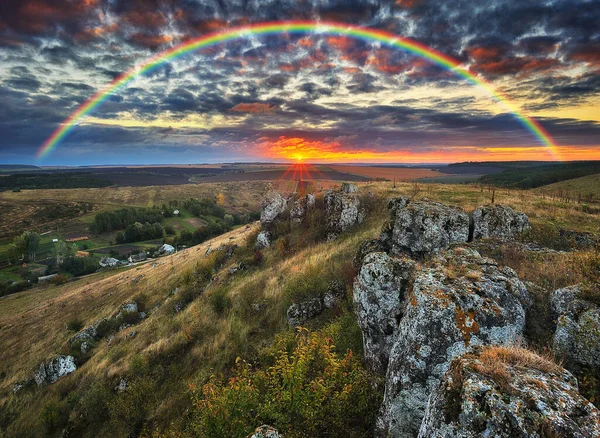 Arco Iris Con Nubes Sobre Una Roca — Foto de Stock