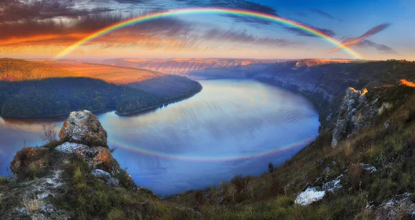 Bunter Regenbogen Über Der Schlucht Des Flusses — Stockfoto