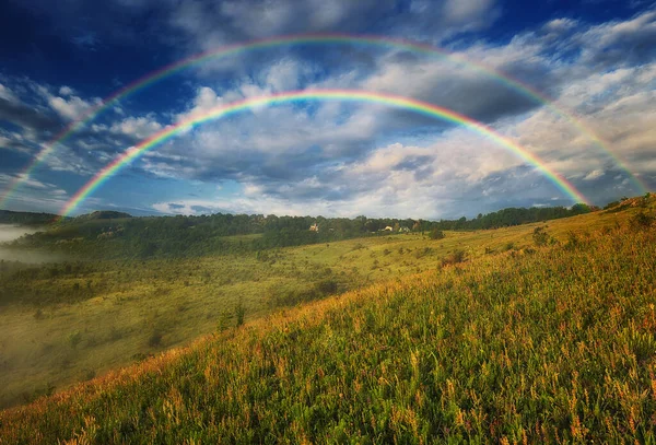 Schöne Landschaft Mit Einem Regenbogen Himmel — Stockfoto