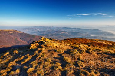 Dağlık bölgede şafak sökmeden önce. Sisin içindeki dağ siluetleri