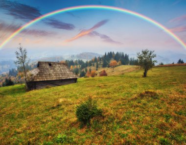 Dağların üzerinden gökkuşağı. Karpatlar 'da sonbahar sabahı