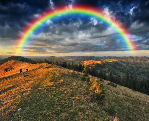山の上に虹 カルパティアの秋の朝 — ストック写真