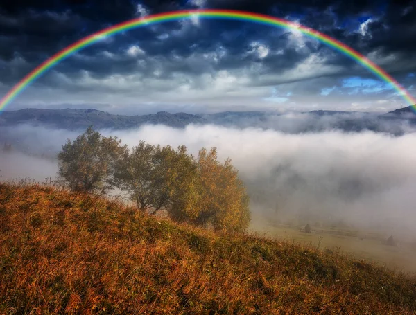 Regnbåge Över Bergen Höst Morgon Karpaterna — Stockfoto
