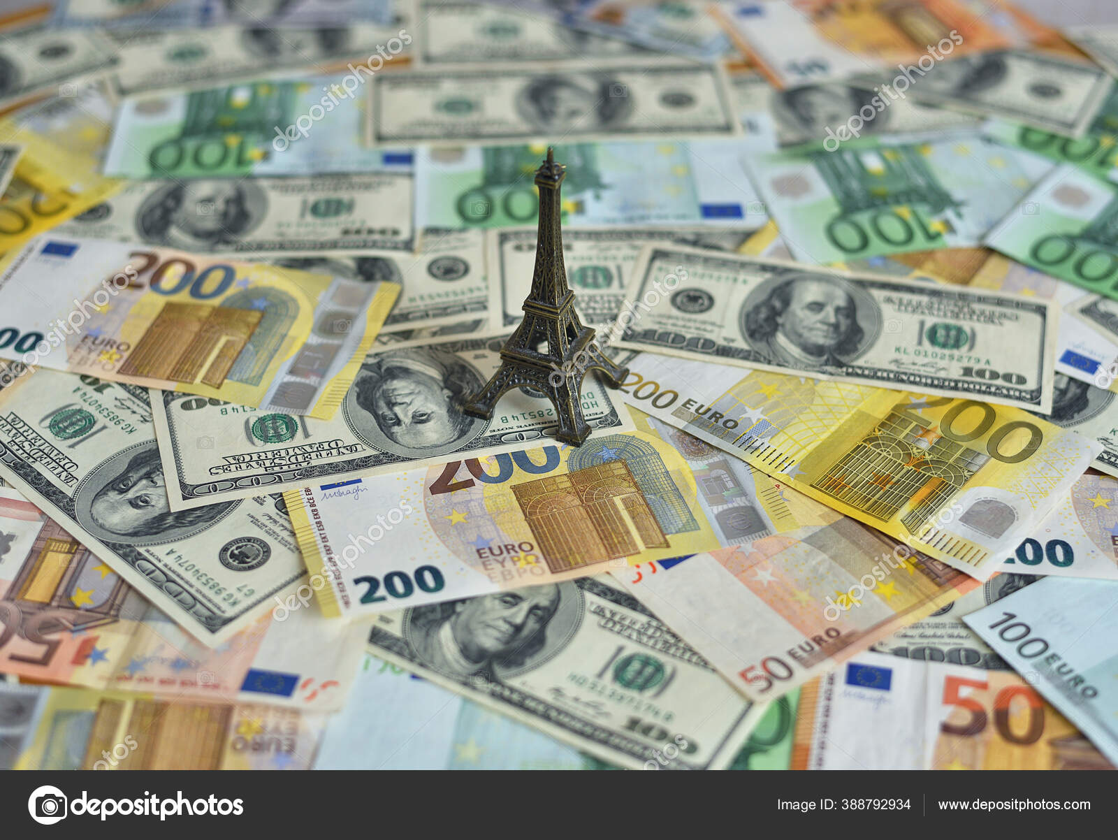 Torre Eiffel Uma Mesa Com Dinheiro Figura Sobre Notas Dolar Stock Photo C Serg Nester 388792934