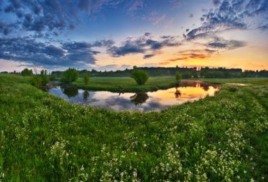 Nehir kıyısında güzel bir bahar gündoğumu