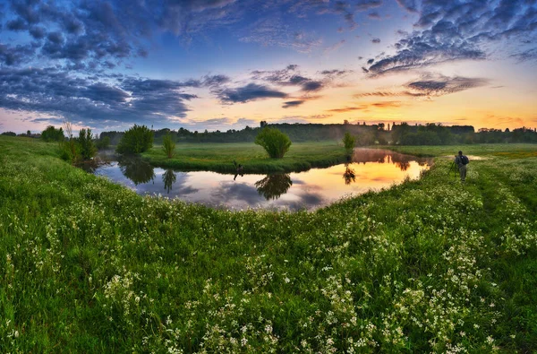川沿いの美しい春の日の出 — ストック写真