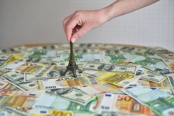 Torre Eiffel Tavolo Con Soldi Figura Relativa Dollaro Alle Banconote — Foto Stock