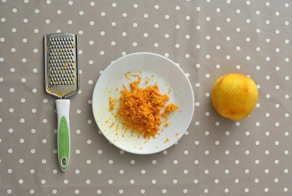 テーブルの上に熟したオレンジとゼストの大きいプレート — ストック写真