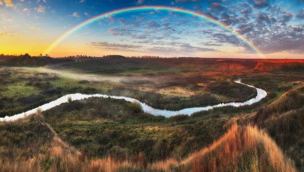 Geweldige Regenboog Kleine Landelijke Rivier Herfstochtend — Stockfoto