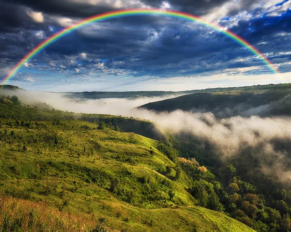 Bellissimo Paesaggio Con Arcobaleno Nel Cielo — Foto Stock