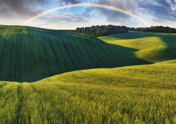 Arco Iris Sobre Pintoresco Campo Montañoso — Foto de Stock