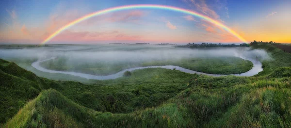 Baharda Nehirde Gökkuşağı olan bir manzara
