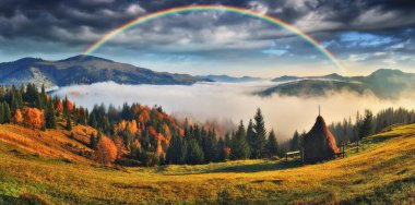 Dağların üzerinden gökkuşağı. Karpatlar 'da sonbahar sabahı