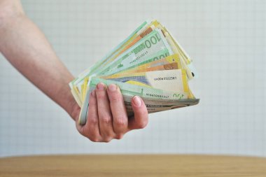 Bir kadının eli dolar ve euro banknotlarını tutuyor. konsept para teması