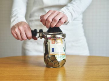 Glass Jar 'da Euro parası biriktiriyorum. Finansal Tasarruf konsepti