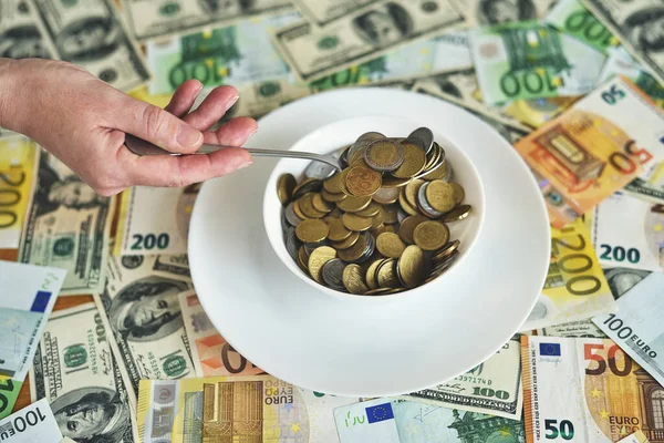 Mano Femminile Tiene Cucchiaio Con Monete Euro Banconote Dollari Sul — Foto Stock