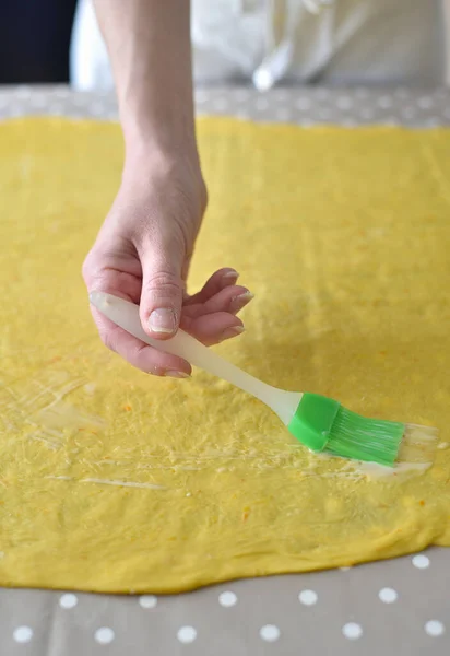 Female Hands Sprinkle Dough Table — Stock Photo, Image