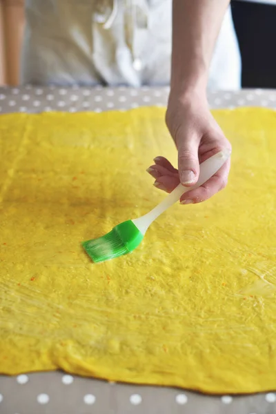 Female Hands Sprinkle Dough Table — Stock Photo, Image