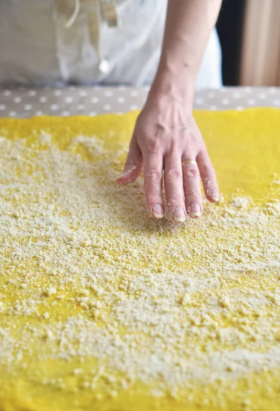 Mani Femminili Cospargere Pasta Rotonda Sul Tavolo — Foto Stock