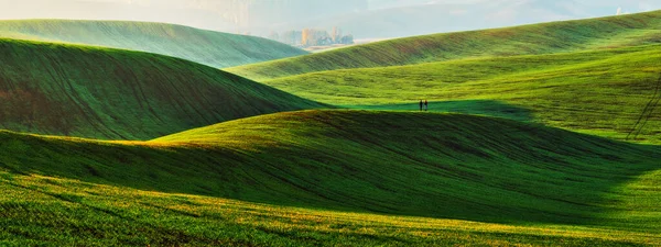 Tourist Enjoys Rural Landscape Hills Farmland — Stock Photo, Image