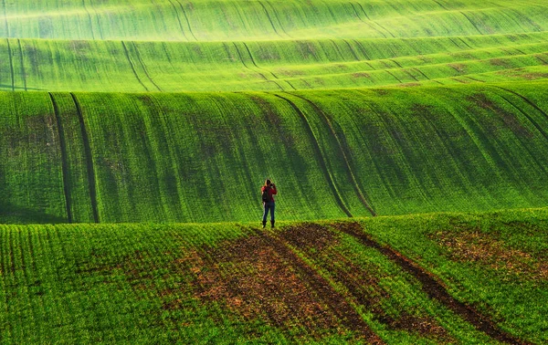 Turista Disfruta Del Paisaje Rural Colinas Tierras Cultivo — Foto de Stock