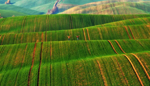 Toerist Geniet Van Het Landelijke Landschap Heuvels Landbouwgrond — Stockfoto