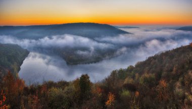Kanyonda sis var. Dinyester Nehri Vadisi 'nde sonbahar sabahı