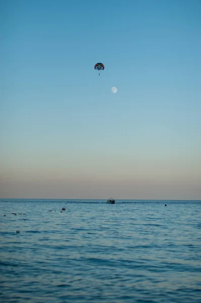 Uçan paraşüt deniz tarafından