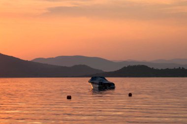 A bir dağlar gün batımı deniz manzarası witn ihale ve sakin su