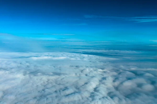 Uçak penceresinden bir bulutlu bir görünüm ve gökyüzü 