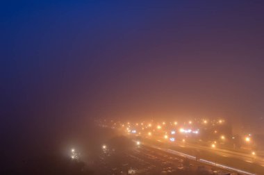 Gizemli gece şehir yol siste
